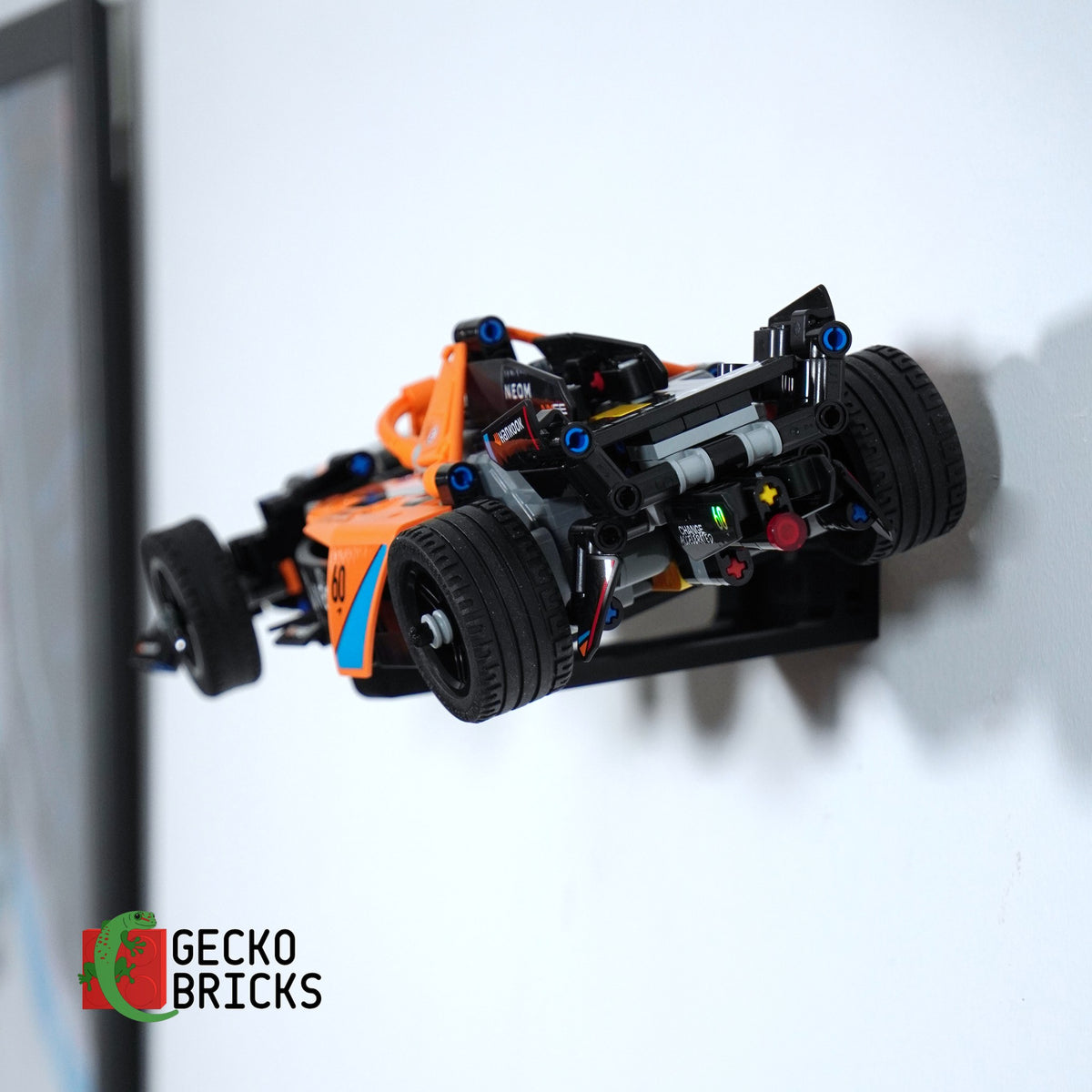 LEGO® Technic NEOM McLaren Formula E Racewagen 42169 zwevend aan de muur met premium wandbeugel - aanzicht 3