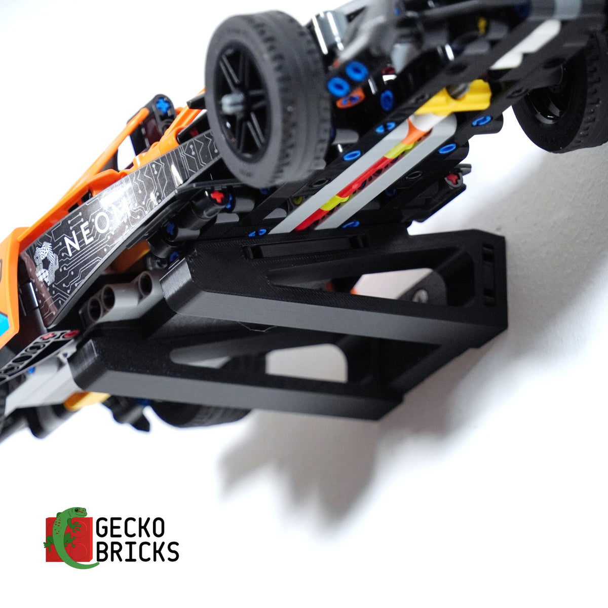 LEGO® Technic NEOM McLaren Formula E Racewagen 42169 zwevend aan de muur met premium wandbeugel - aanzicht 4