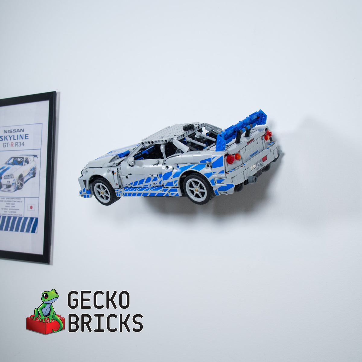 LEGO® Technic Nissan Skyline GT-R (R34) 42210 aan de muur met premium wandbeugel - vooraanzicht