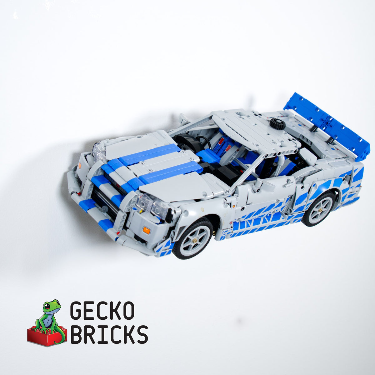 LEGO® Technic Nissan Skyline GT-R (R34) 42210 zwevend aan de muur met premium wandbeugel - aanzicht 3