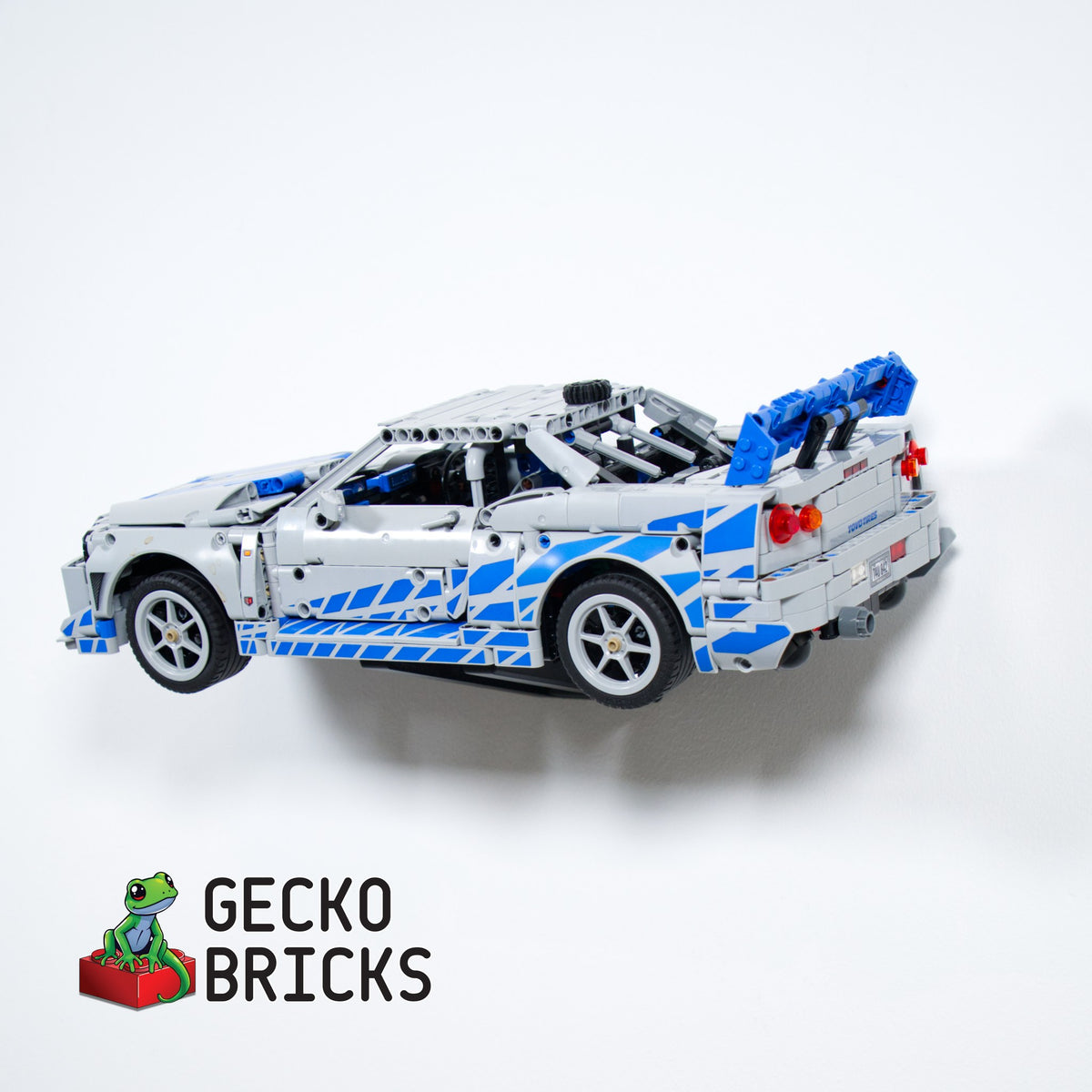 LEGO® Technic Nissan Skyline GT-R (R34) 42210 zwevend aan de muur met premium wandbeugel - aanzicht 4