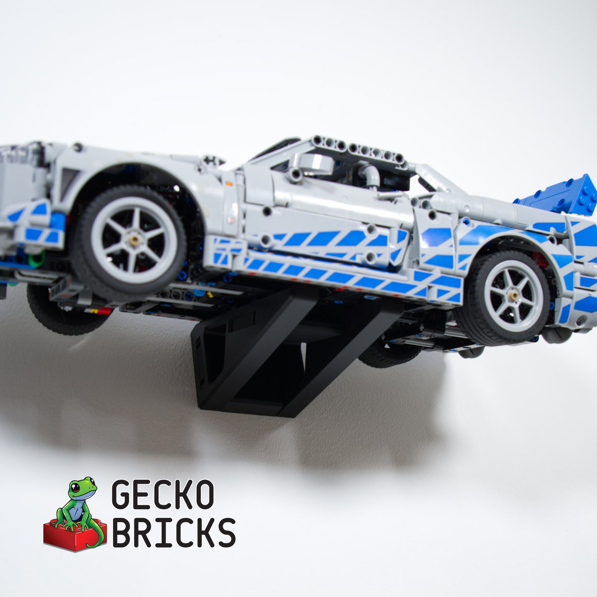 LEGO® Technic Nissan Skyline GT-R (R34) 42210 zwevend aan de muur met premium wandbeugel - aanzicht 5