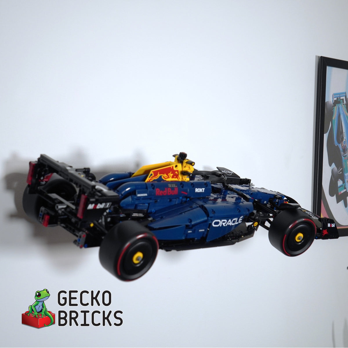 LEGO® Technic Oracle Red Bull Racing RB20 F1 42206 aan de muur met premium wandbeugel - vooraanzicht