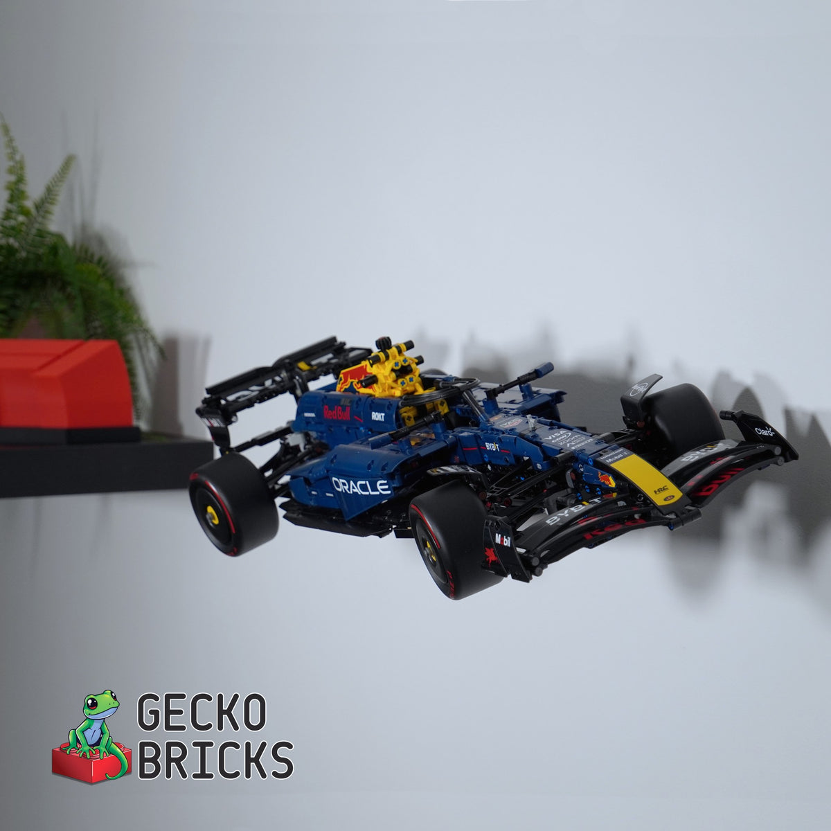 LEGO® Technic Oracle Red Bull Racing RB20 F1 42206 zwevend aan de muur met premium wandbeugel - aanzicht 2