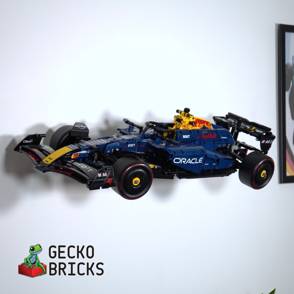 LEGO® Technic Oracle Red Bull Racing RB20 F1 42206 zwevend aan de muur met premium wandbeugel - aanzicht 3