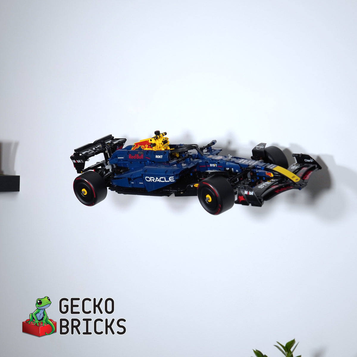 LEGO® Technic Oracle Red Bull Racing RB20 F1 42206 zwevend aan de muur met premium wandbeugel - aanzicht 4