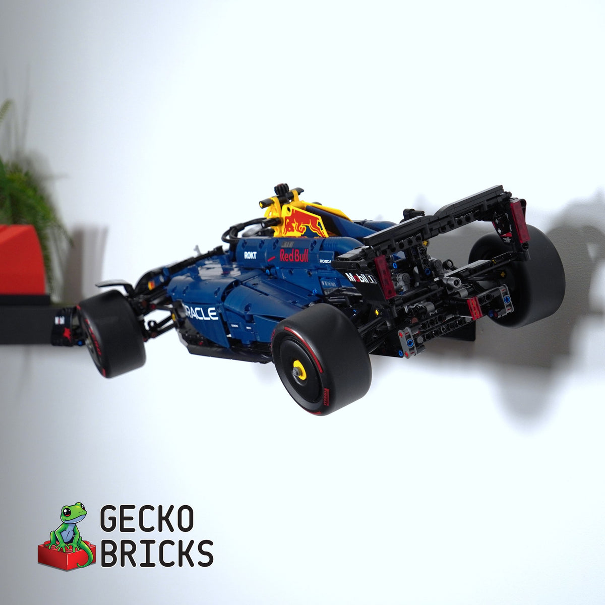 LEGO® Technic Oracle Red Bull Racing RB20 F1 42206 zwevend aan de muur met premium wandbeugel - aanzicht 5