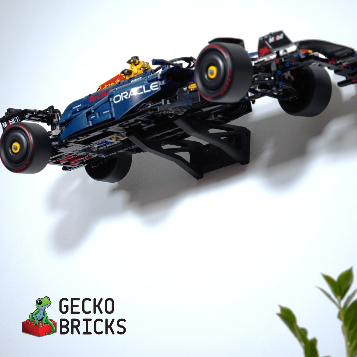 LEGO® Technic Oracle Red Bull Racing RB20 F1 42206 zwevend aan de muur met premium wandbeugel - aanzicht 6