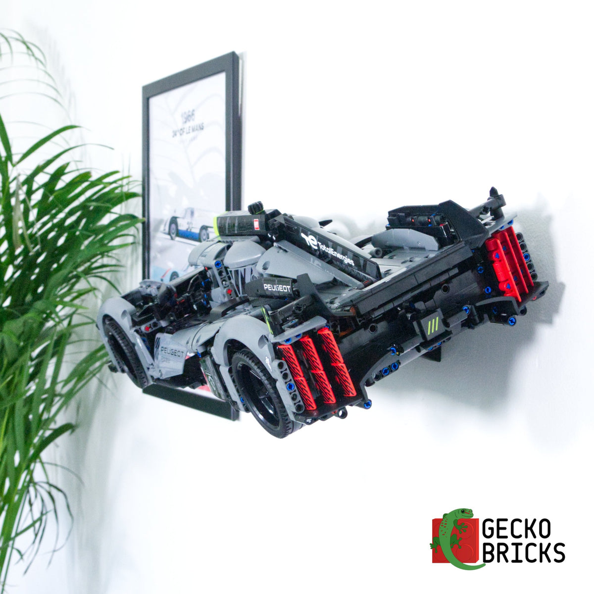 LEGO® Technic PEUGEOT 9X8 24H Le Mans Hybrid Hypercar 42156 zwevend aan de muur met premium wandbeugel - aanzicht 3