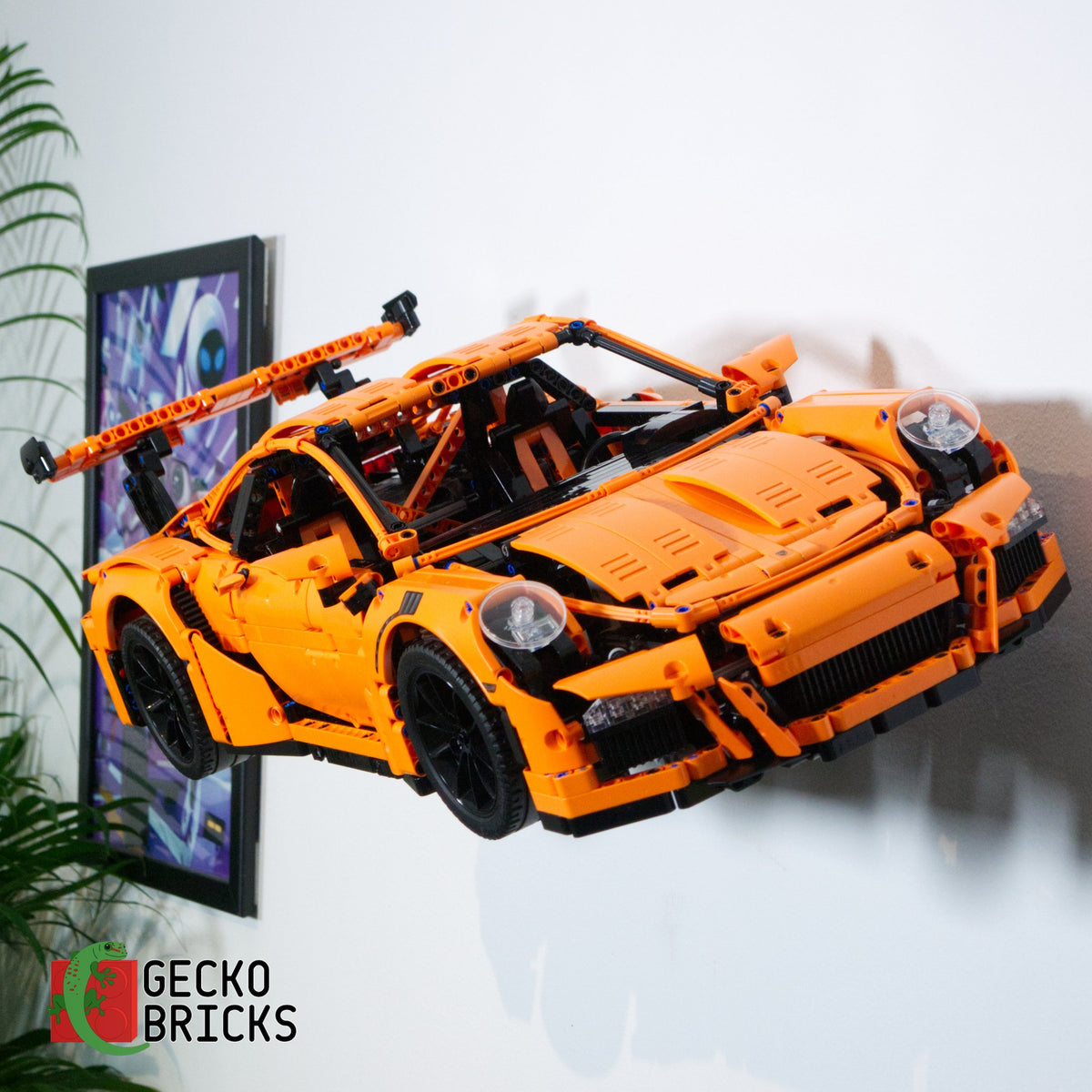 LEGO® Technic Porsche 911 GT3 RS 42056 aan de muur met premium wandbeugel - vooraanzicht