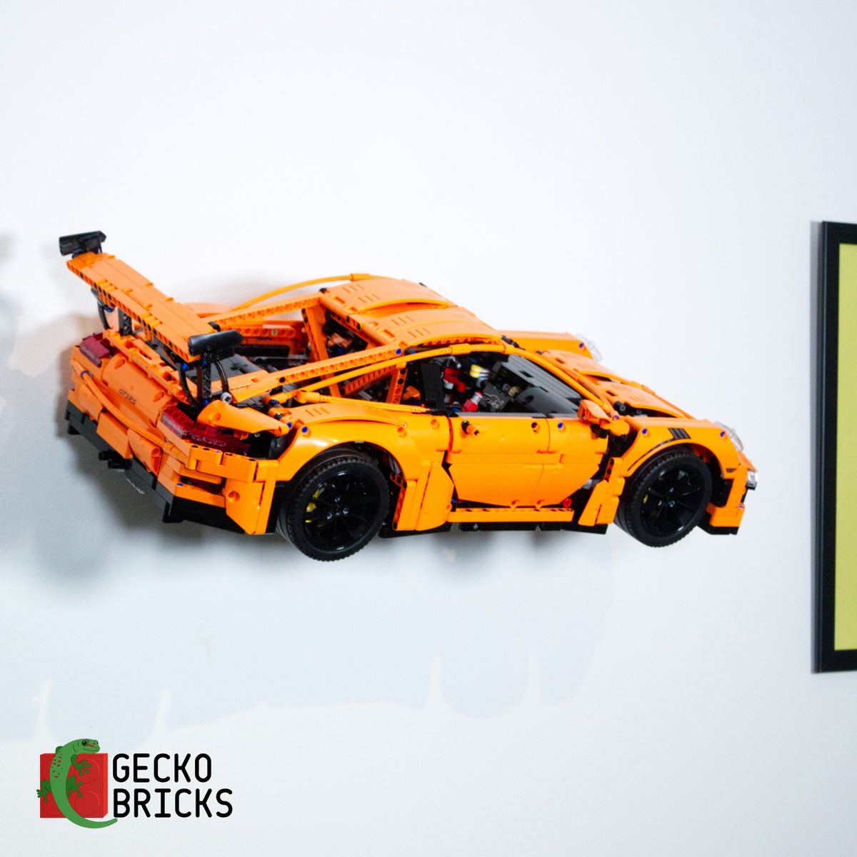 LEGO® Technic Porsche 911 GT3 RS 42056 zwevend aan de muur met premium wandbeugel - aanzicht 3