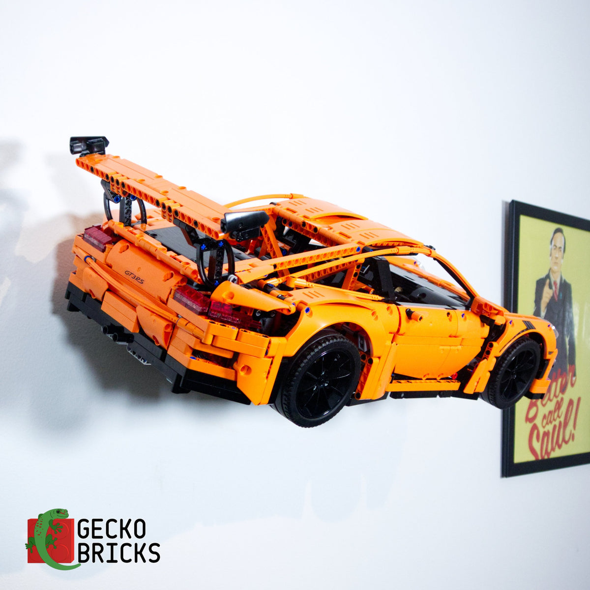 LEGO® Technic Porsche 911 GT3 RS 42056 zwevend aan de muur met premium wandbeugel - aanzicht 4