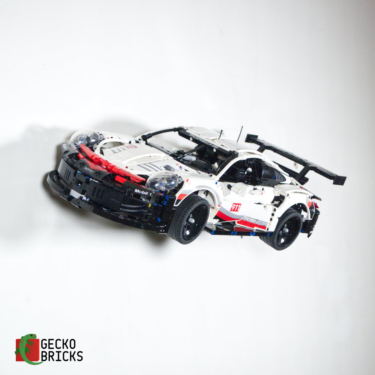 LEGO® Technic Porsche 911 RSR 42096 aan de muur met premium wandbeugel - vooraanzicht