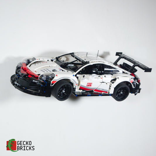 LEGO® Technic Porsche 911 RSR 42096 zwevend aan de muur met premium wandbeugel - aanzicht 2