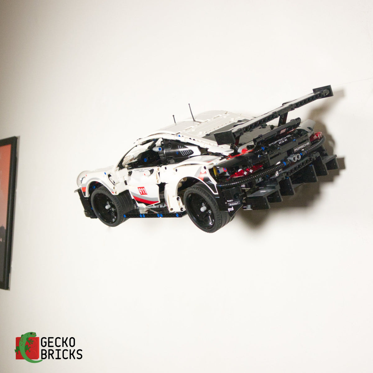 LEGO® Technic Porsche 911 RSR 42096 zwevend aan de muur met premium wandbeugel - aanzicht 3