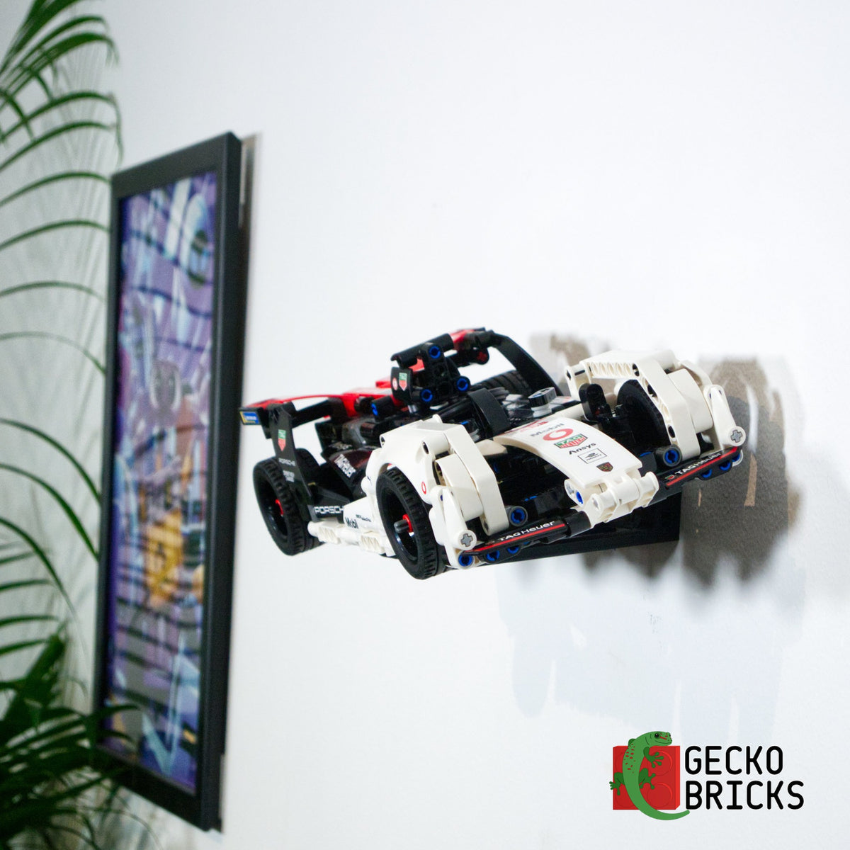 LEGO® Technic Porsche 99X Electric 42137 aan de muur met premium wandbeugel - vooraanzicht