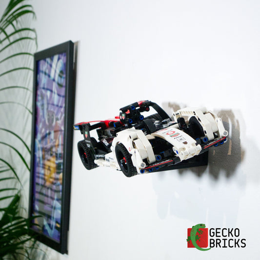 LEGO® Technic Porsche 99X Electric 42137 aan de muur met premium wandbeugel - vooraanzicht