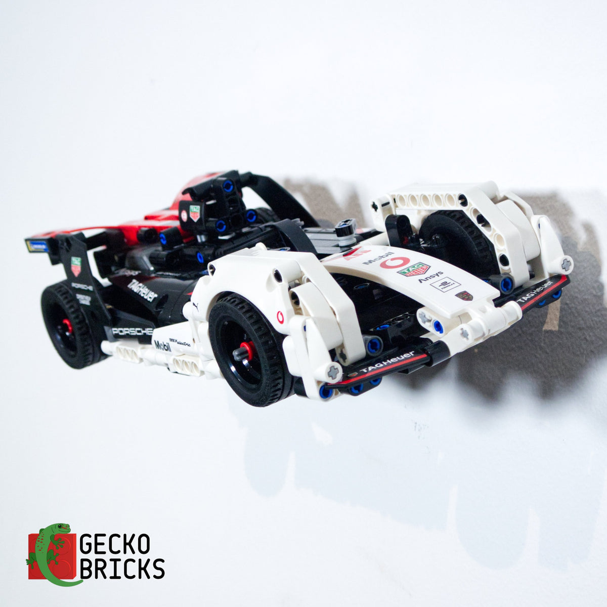 LEGO® Technic Porsche 99X Electric 42137 zwevend aan de muur met premium wandbeugel - aanzicht 2