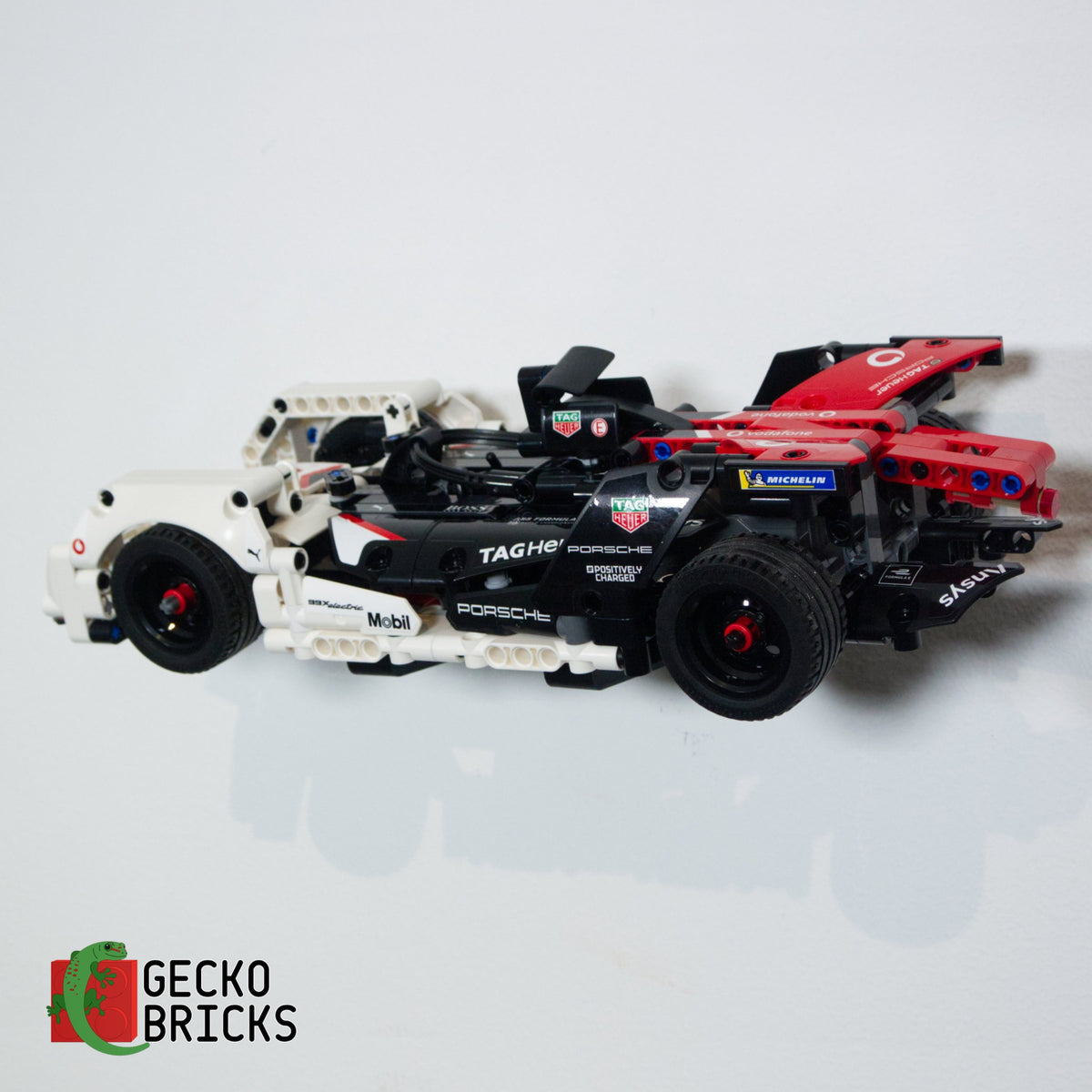 LEGO® Technic Porsche 99X Electric 42137 zwevend aan de muur met premium wandbeugel - aanzicht 3