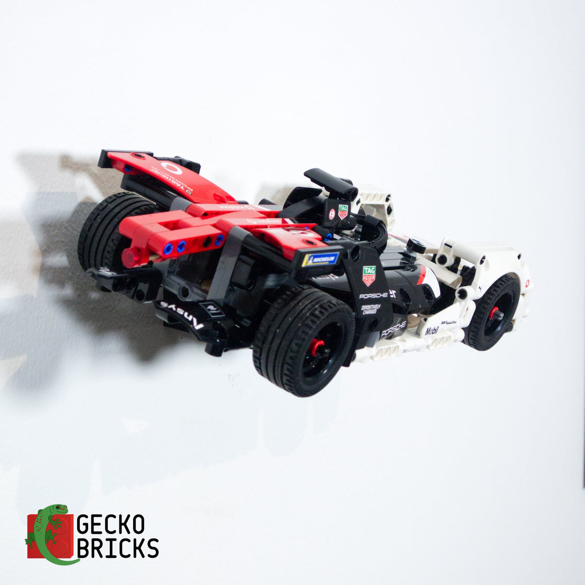LEGO® Technic Porsche 99X Electric 42137 zwevend aan de muur met premium wandbeugel - aanzicht 4