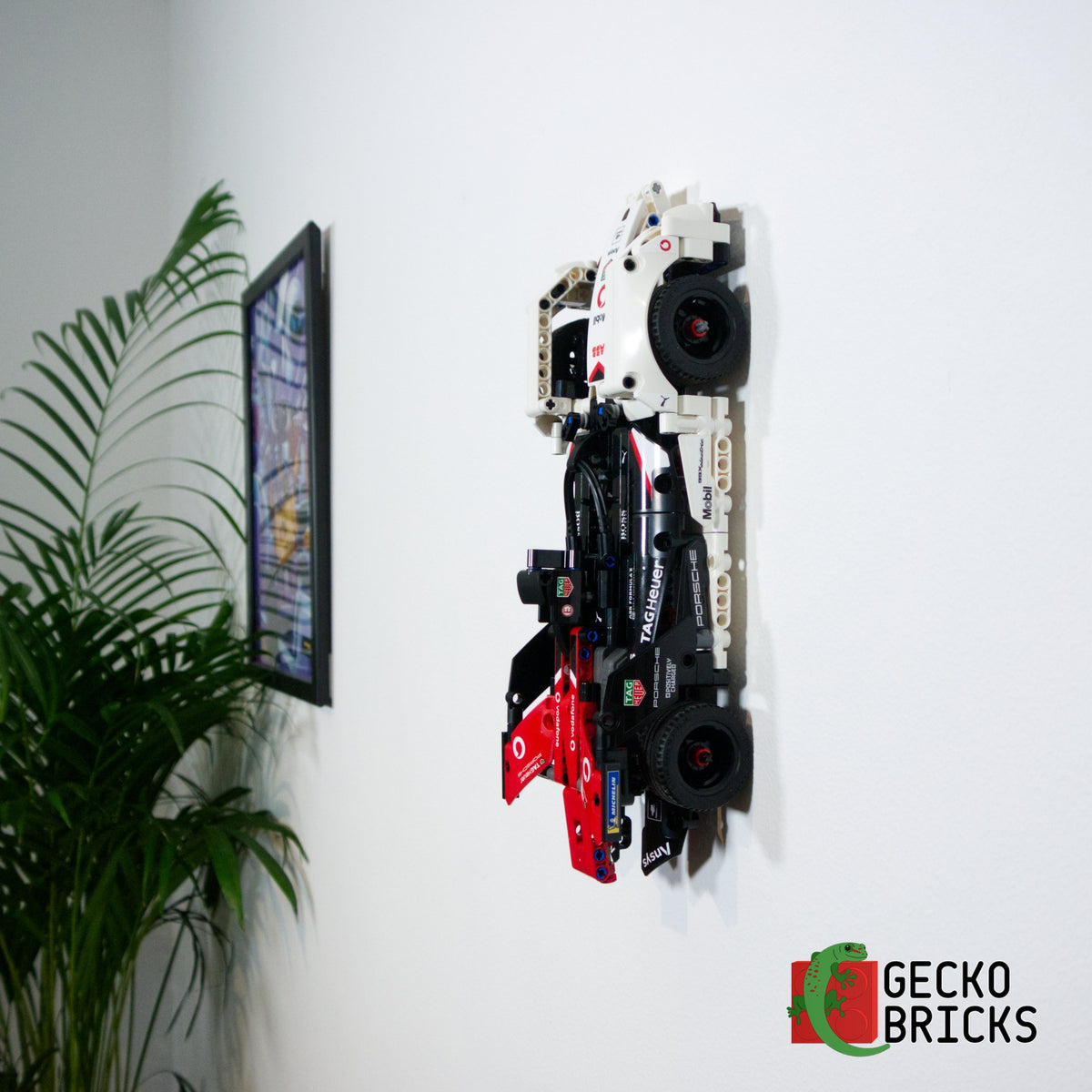 LEGO® Technic Porsche 99X Electric 42137 vlak aan de muur met wandbeugel - 1