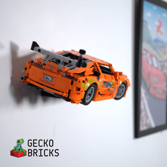 LEGO® Technic Toyota GR Supra MK4 42204 zwevend aan de muur met premium wandbeugel - aanzicht 2