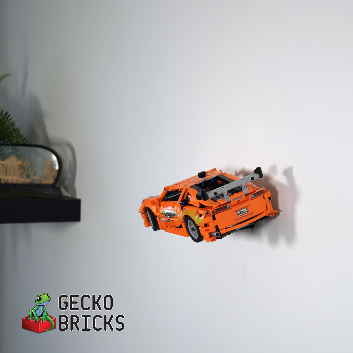 LEGO® Technic Toyota GR Supra MK4 42204 zwevend aan de muur met premium wandbeugel - aanzicht 3