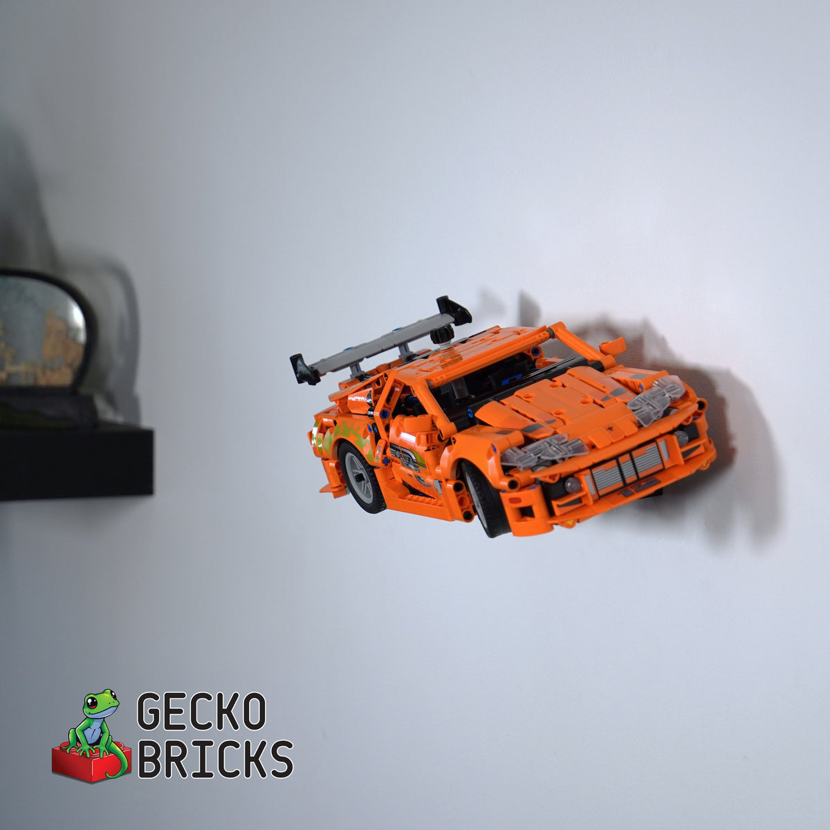 LEGO® Technic Toyota GR Supra MK4 42204 zwevend aan de muur met premium wandbeugel - aanzicht 4