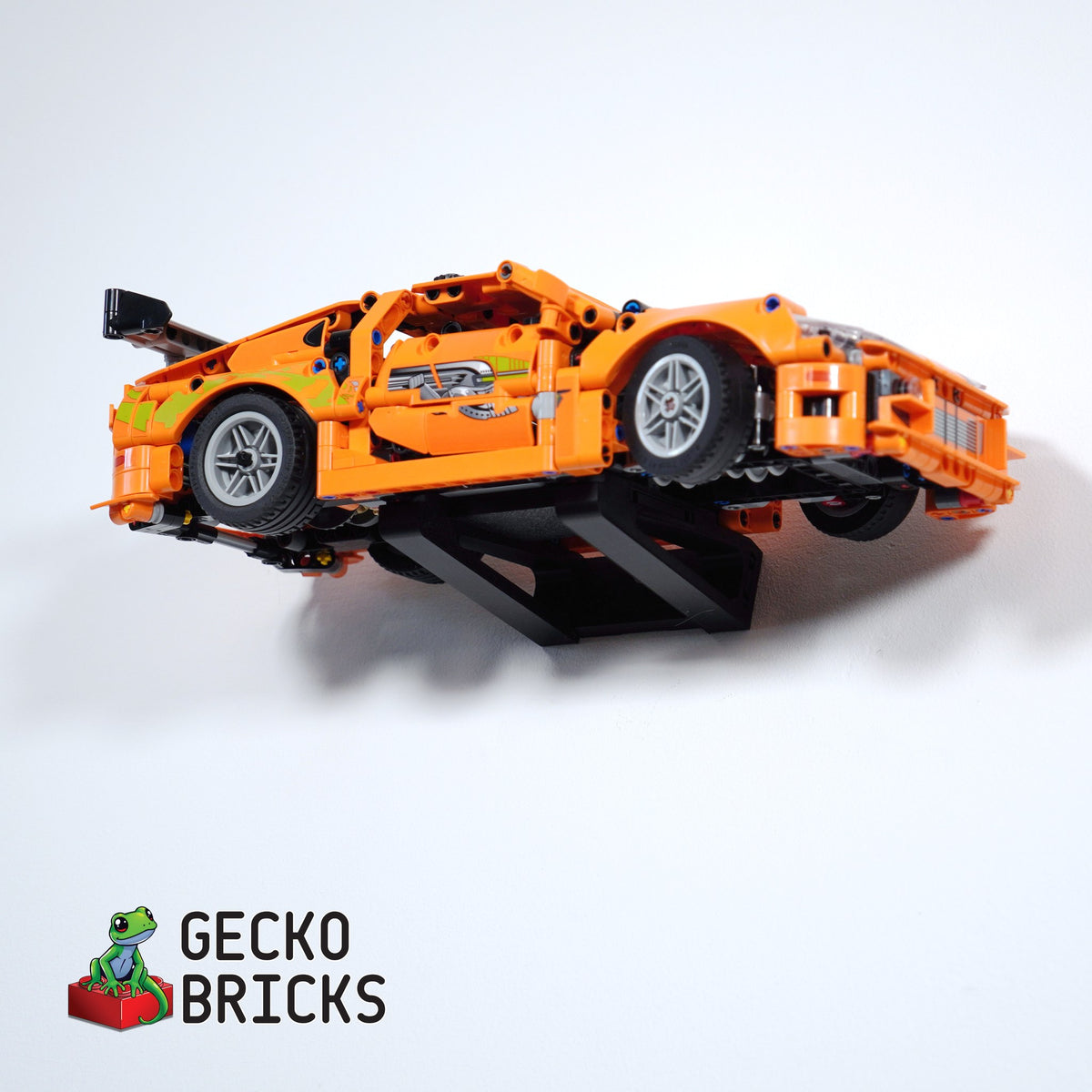 LEGO® Technic Toyota GR Supra MK4 42204 zwevend aan de muur met premium wandbeugel - aanzicht 5