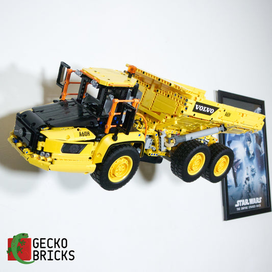 LEGO® Technic Volvo 6x6 Articulated Hauler 42114 aan de muur met premium wandbeugel - vooraanzicht