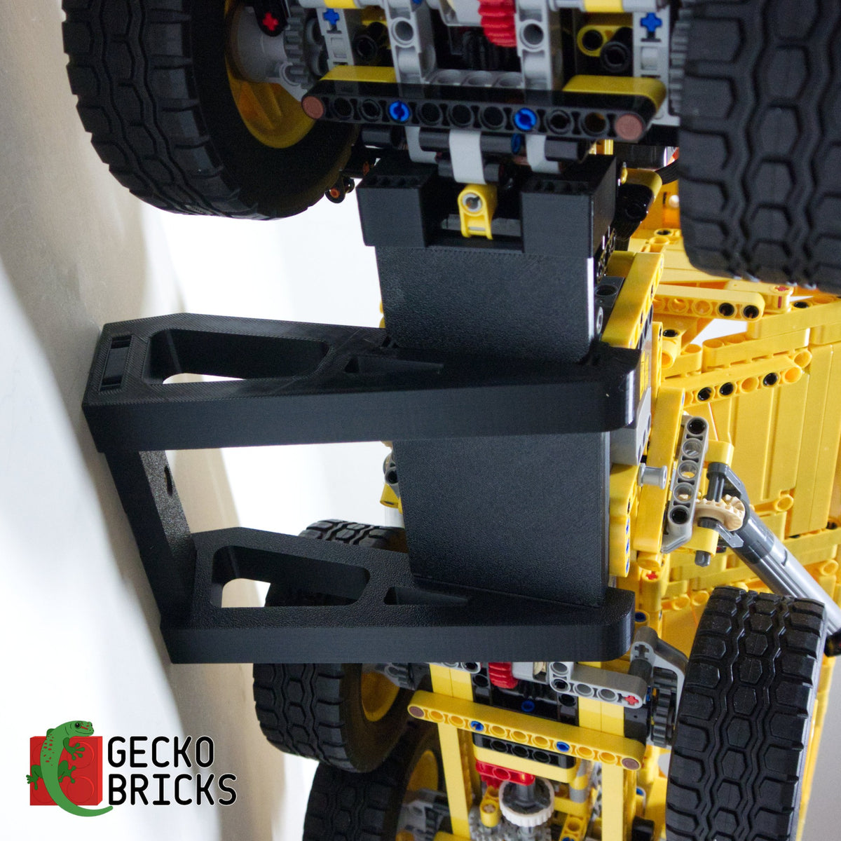 LEGO® Technic Volvo 6x6 Articulated Hauler 42114 zwevend aan de muur met premium wandbeugel - aanzicht 3