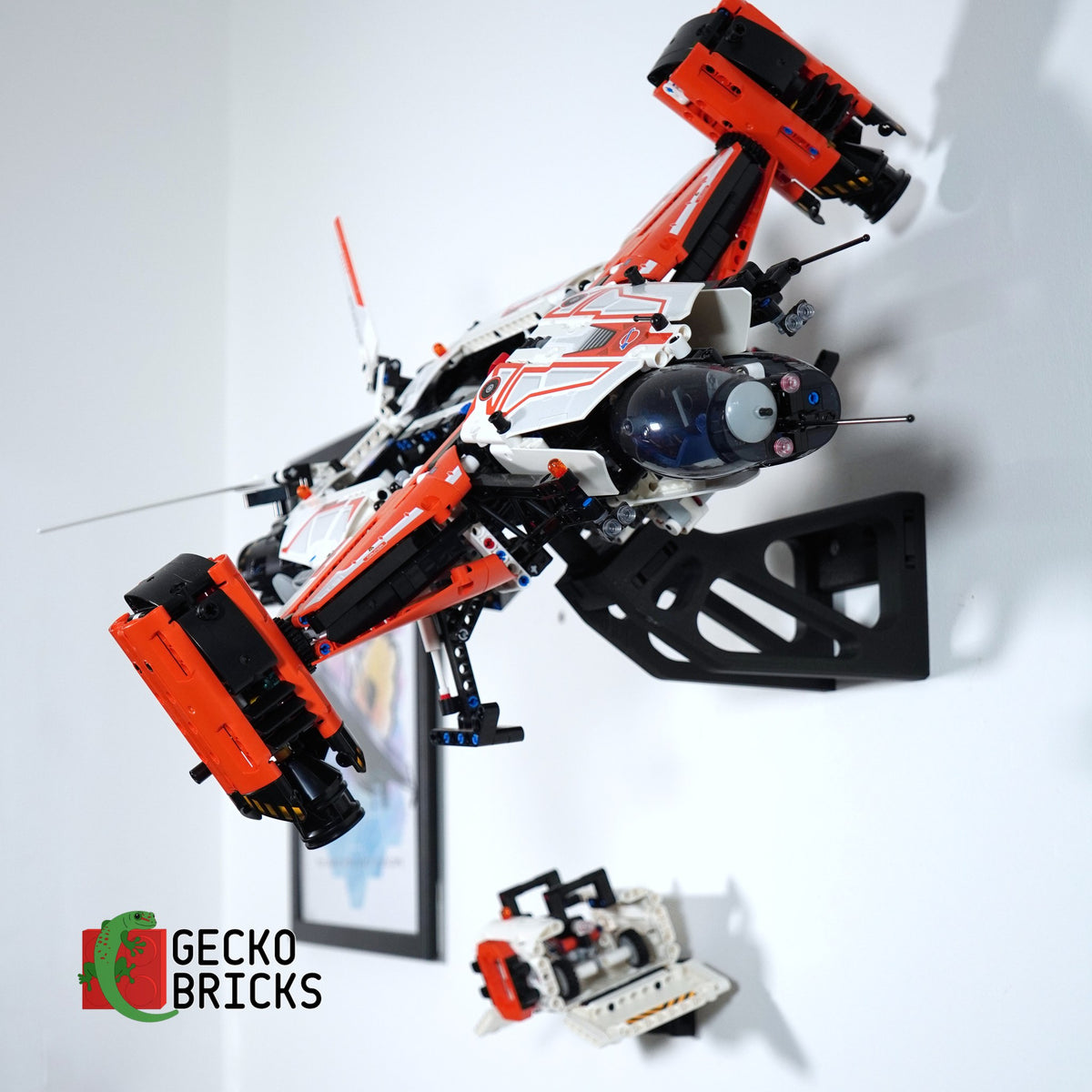 LEGO® Technic VTOL Heavy Cargo Spaceship 42181 zwevend aan de muur met premium wandbeugel - aanzicht 4