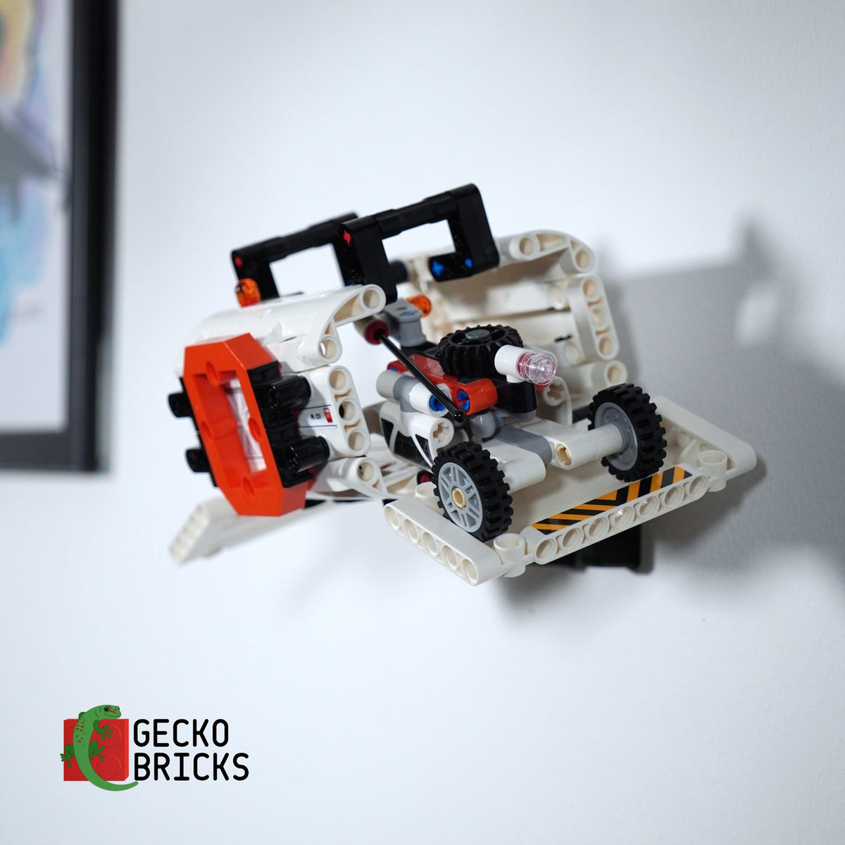LEGO® Technic VTOL Heavy Cargo Spaceship 42181 zwevend aan de muur met premium wandbeugel - aanzicht 6