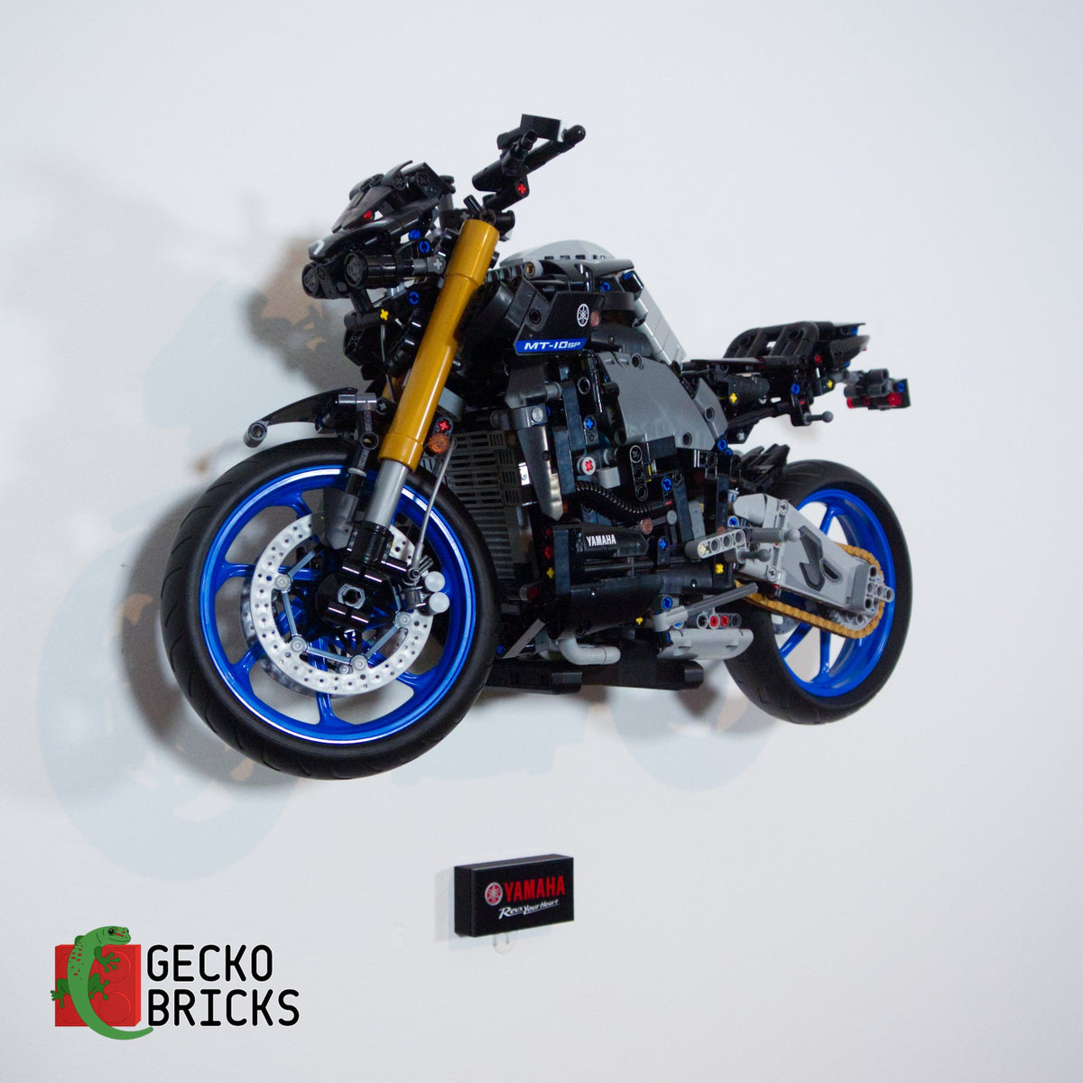 LEGO® Technic Yamaha MT-10 SP 42159 zwevend aan de muur met premium wandbeugel - aanzicht 2