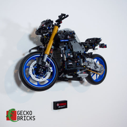 LEGO® Technic Yamaha MT-10 SP 42159 zwevend aan de muur met premium wandbeugel - aanzicht 2