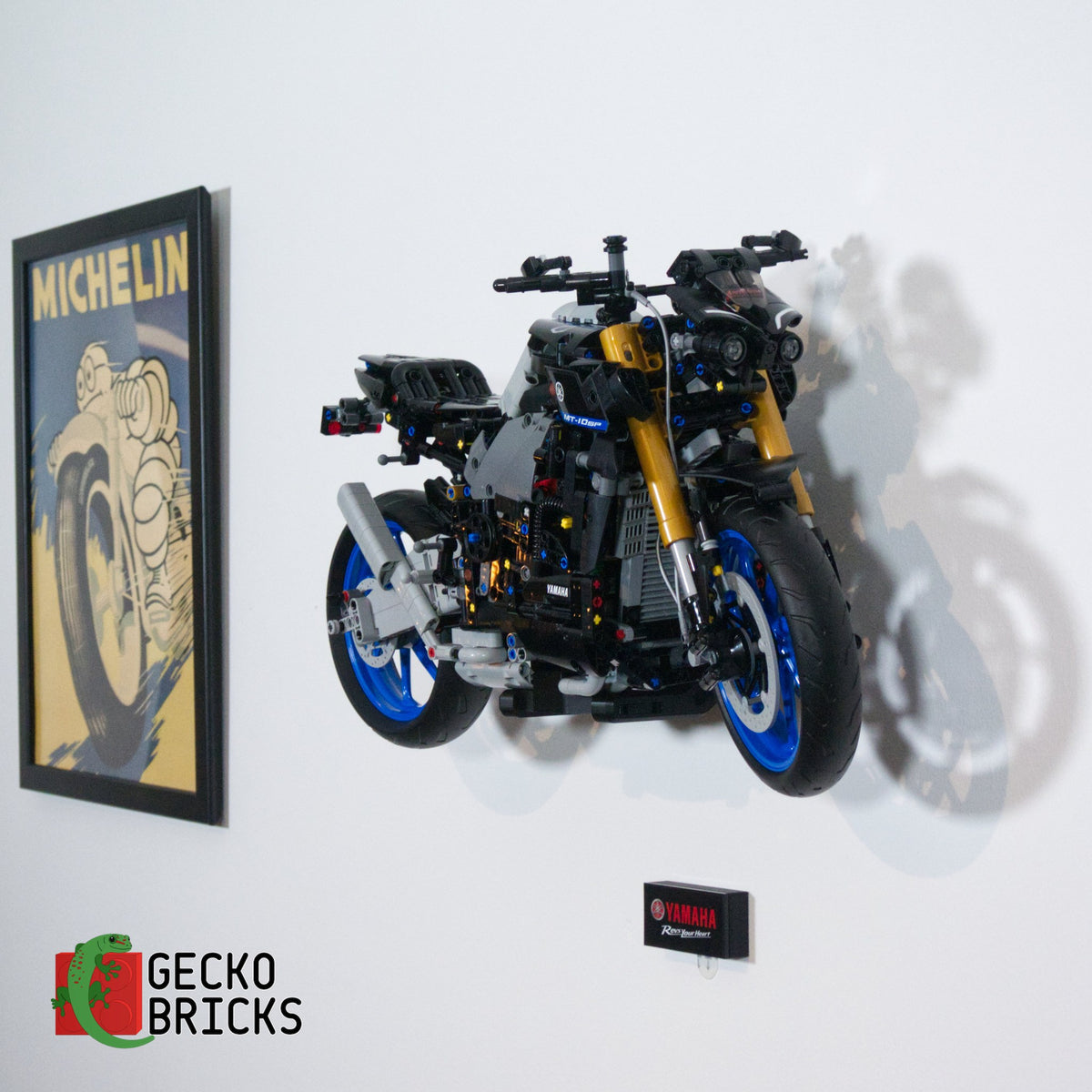 LEGO® Technic Yamaha MT-10 SP 42159 zwevend aan de muur met premium wandbeugel - aanzicht 3