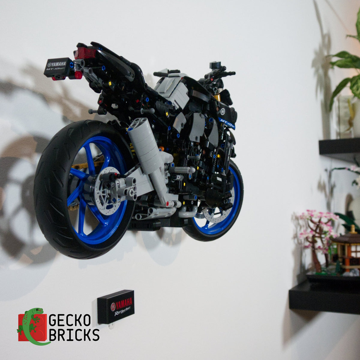 LEGO® Technic Yamaha MT-10 SP 42159 zwevend aan de muur met premium wandbeugel - aanzicht 4